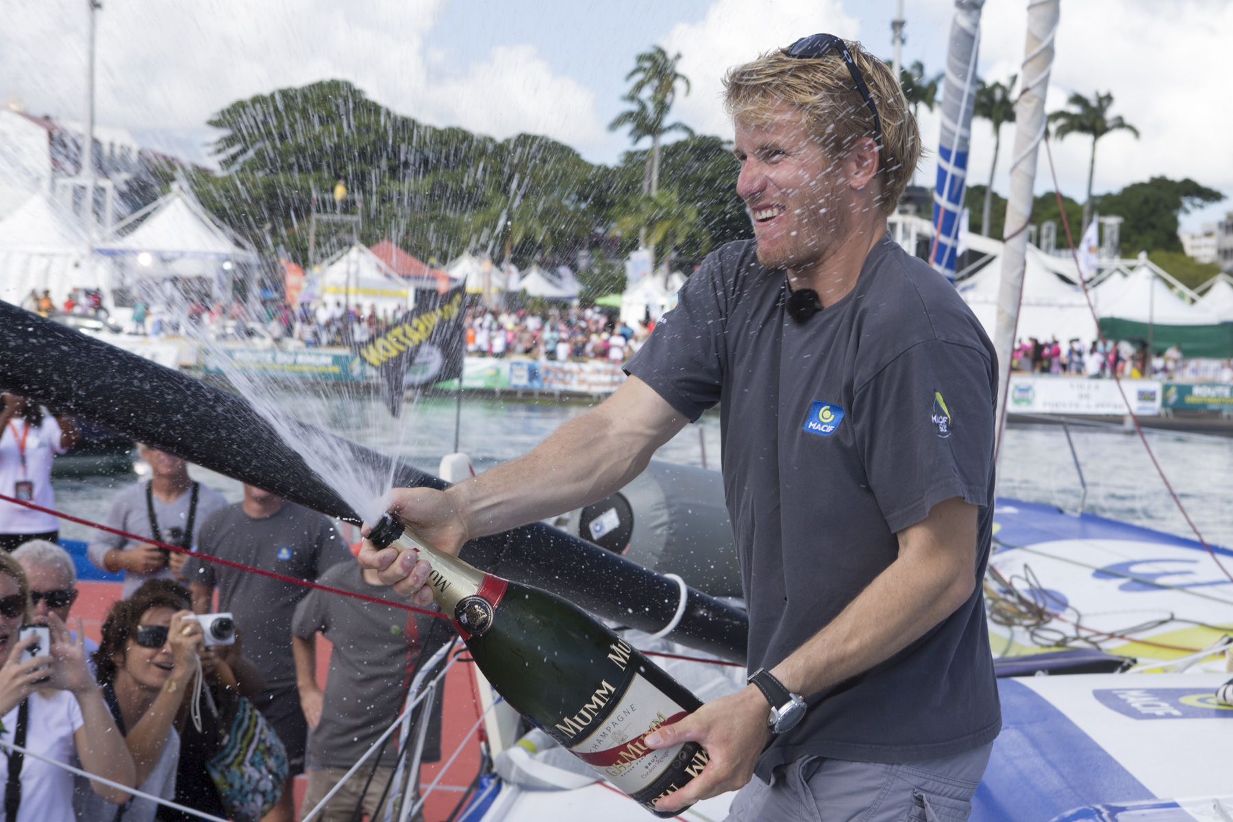 Francois Gabart (Macif) vainqueur de la categorie Imoca sur la Route du Rhum-Destination Guadeloupe 2014 en 12j 04h 38mn et 55 sec - Pointe a Pitre le 14/11/2014
