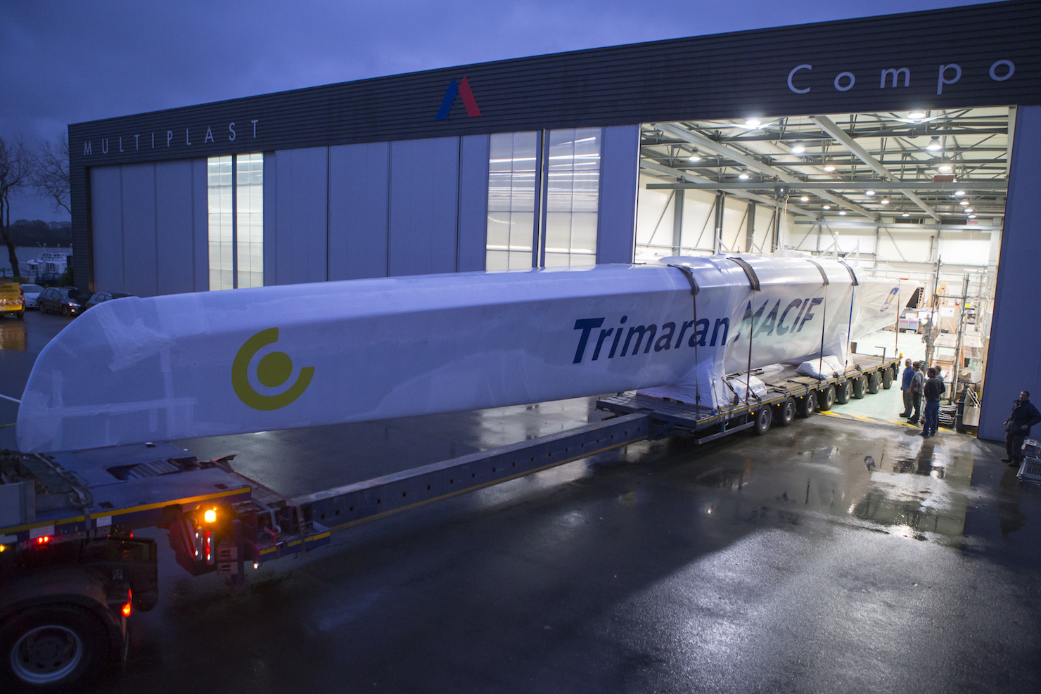 Transport de la coque Centrale du Trimaran Macif 100 entre le chantier Multiplast a Vannes et le chantier CDK a Lorient - Le 12/12/2014