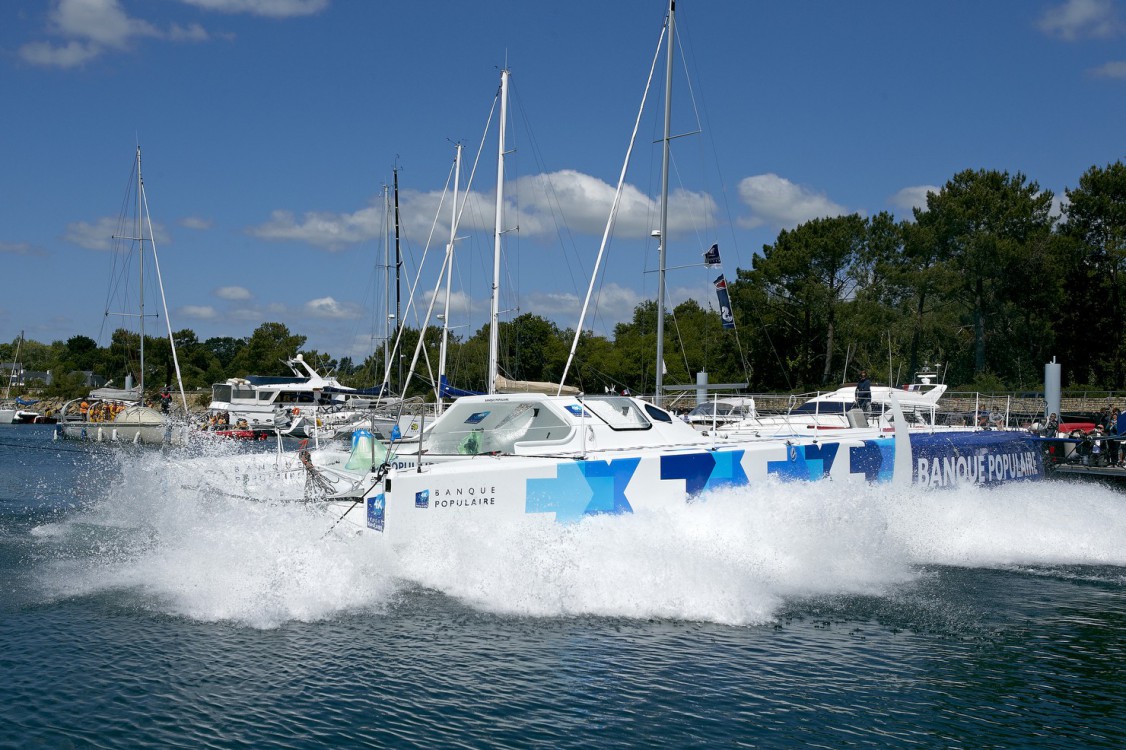 06-2015, OUTSIDE, PORT LA FORET, BRITANNY, FRANCE, MONOCOQUE, BANQUE POPULAIRE VIII, IMOCA, OPEN 60, ARMEL LE CLEAC'H, MISE A L'EAU, LAUNCH, TEST RETOURNEMENT