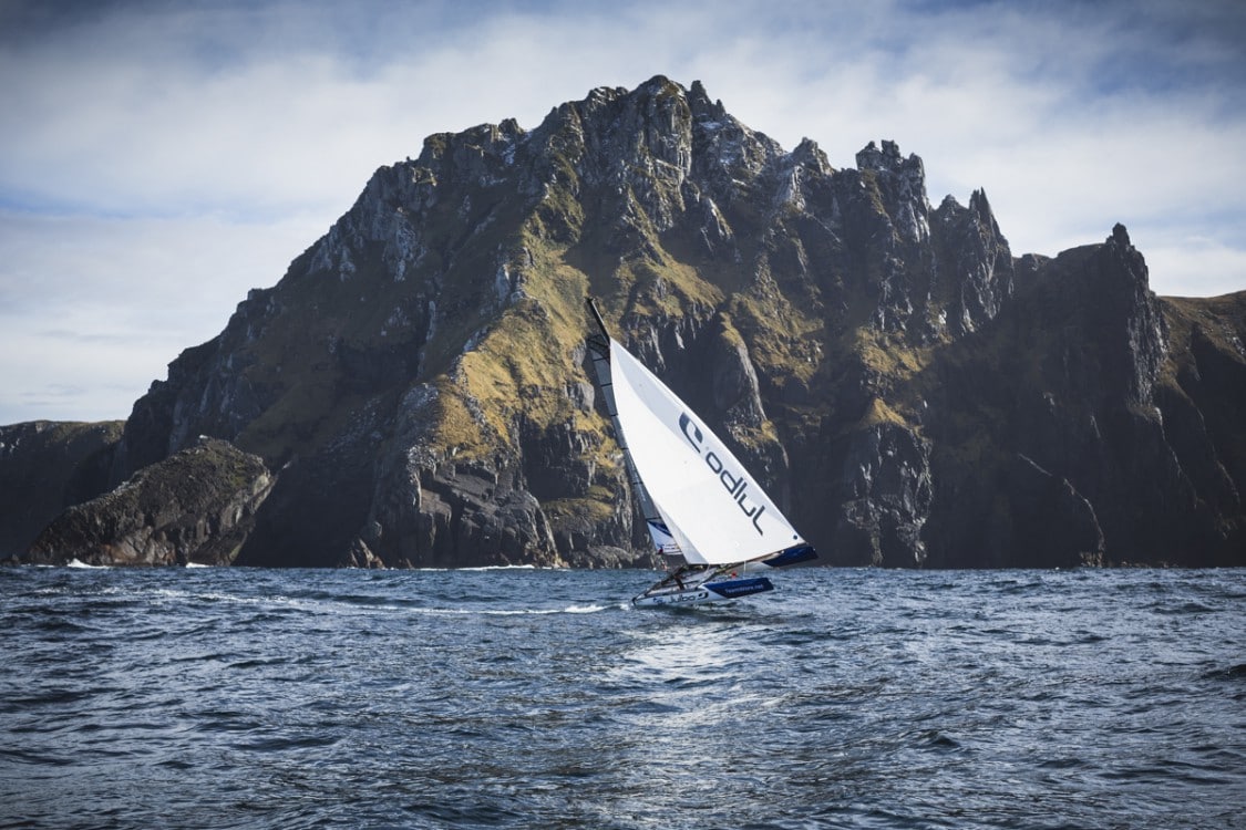  mondiale  Franck Cammas passe le Cap Horn sur un catamaran  foils