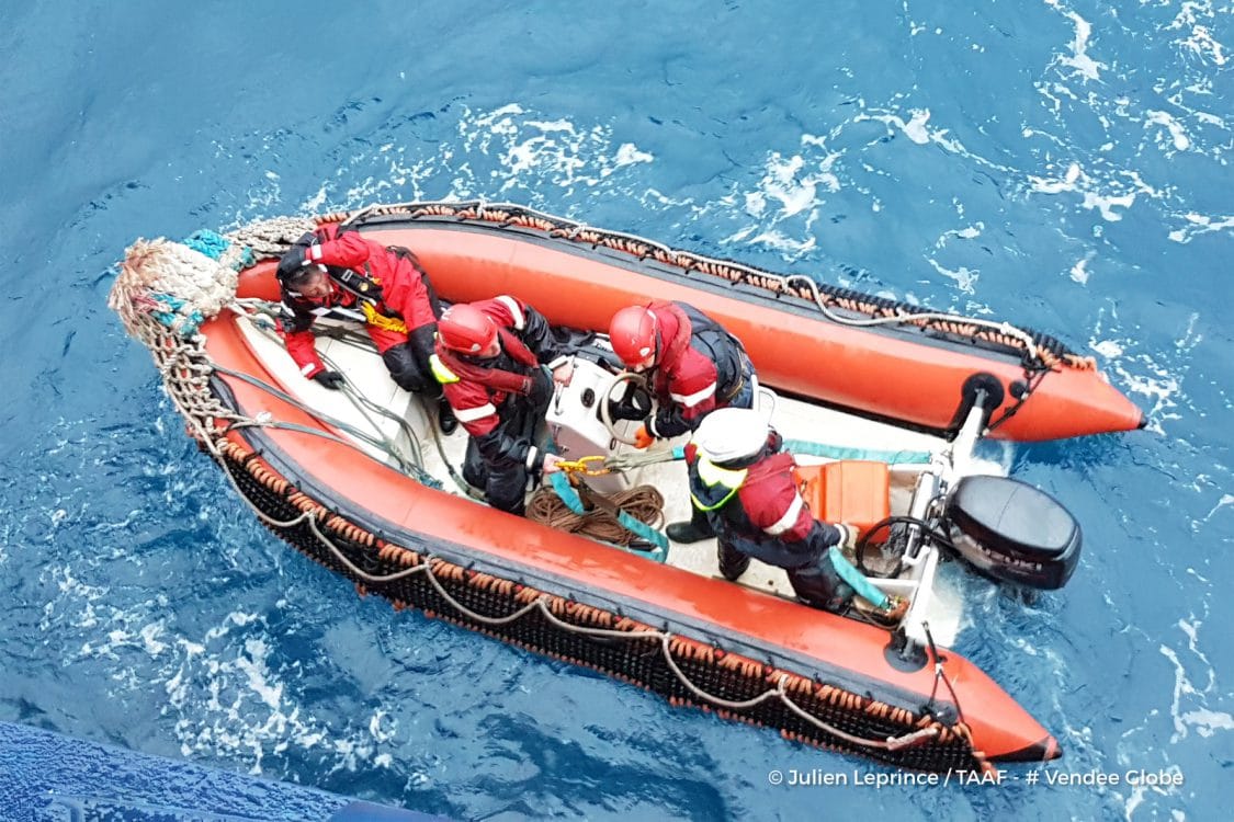 voile, tour du monde, ambiances, large, offshore, race, course, photographes skippers, water, incident, voie d'eau, secours, rescue, rib