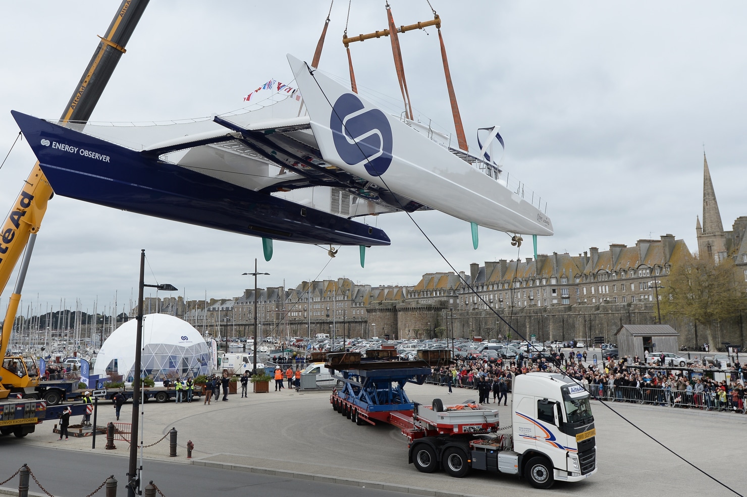 Energy Observer, Catamaran, Ecologie, Tour du Monde, Hydrogène, Energies renouvelables, Jerome Delafosse, Victorien Erussard, Nicolas Hulot, Florence Lambert, Saint-Malo, France, Bretagne